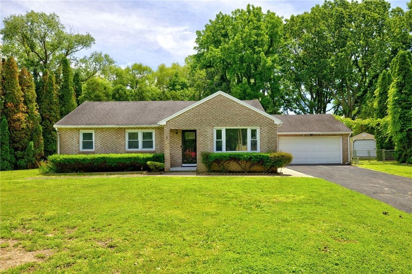 Welcome home to 10 Mascot Drive, a beautifully updated 1 - photo 2