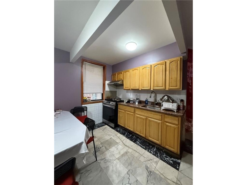Fantastic Investment Opportunity in Sunset Park! This brick - photo 3