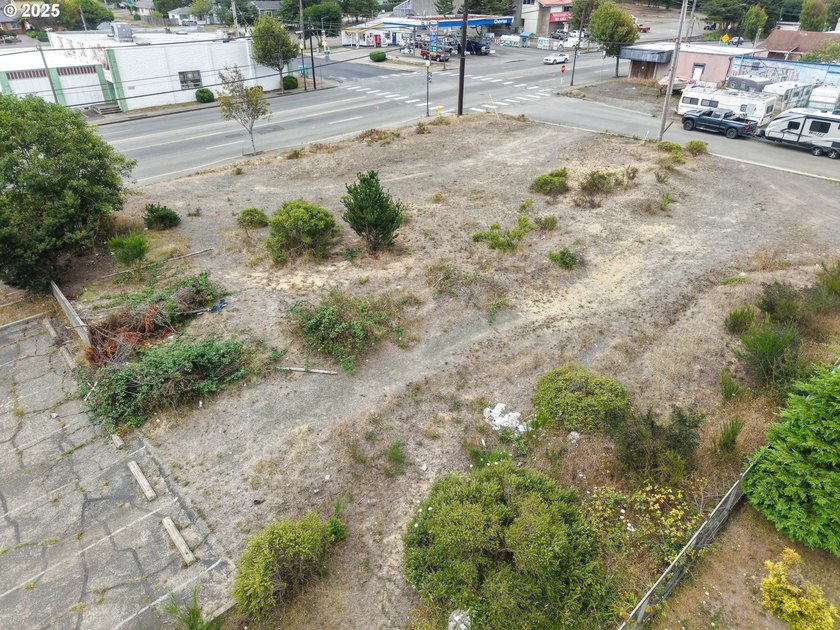 Prime 0.35-acre commercial parcel in Coos Bay. Approx. 125' x - photo 14