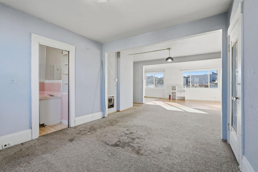 Ideally located near the University of San Francisco and the - photo 40