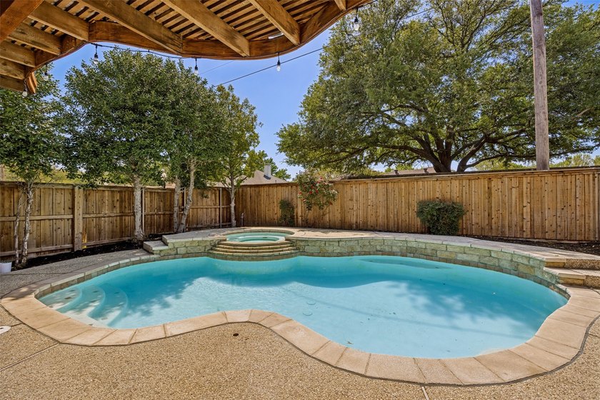 Wonderful single-story home offering tranquil canal views right - photo 21