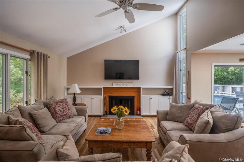 It's all about location! This lovingly maintained ranch is - photo 2