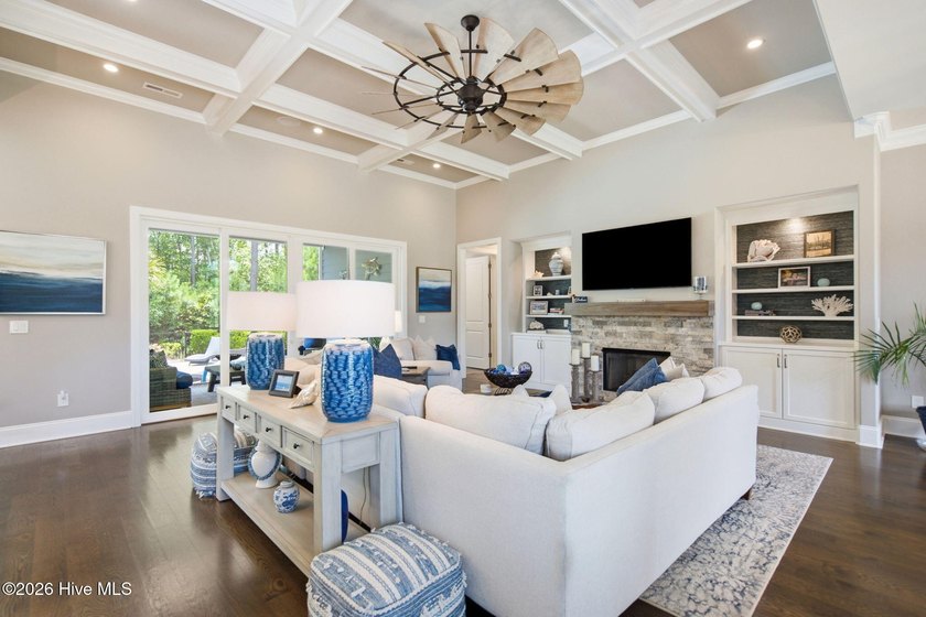 Experience exceptional luxury and timeless craftsmanship in this - photo 13