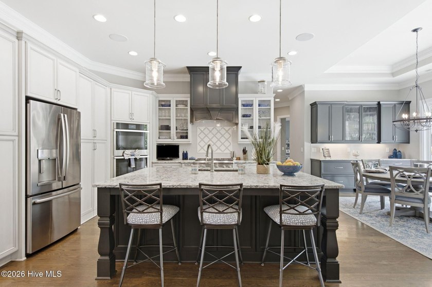 Experience exceptional luxury and timeless craftsmanship in this - photo 15