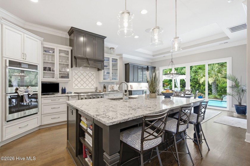 Experience exceptional luxury and timeless craftsmanship in this - photo 16