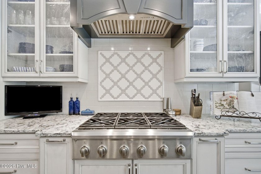 Experience exceptional luxury and timeless craftsmanship in this - photo 18