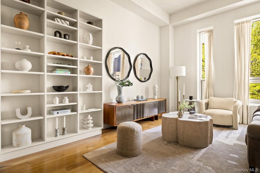 This is the kind of one bedroom that almost never comes up at - photo 2
