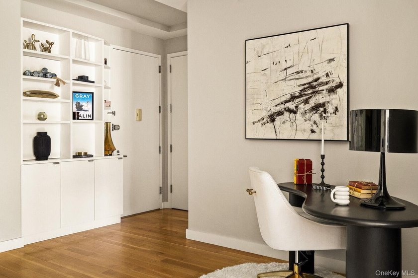 This is the kind of one bedroom that almost never comes up at - photo 9