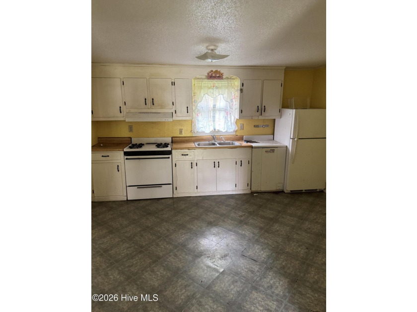 Home in town on nice corner lot with front porch! Large eat-in - photo 3