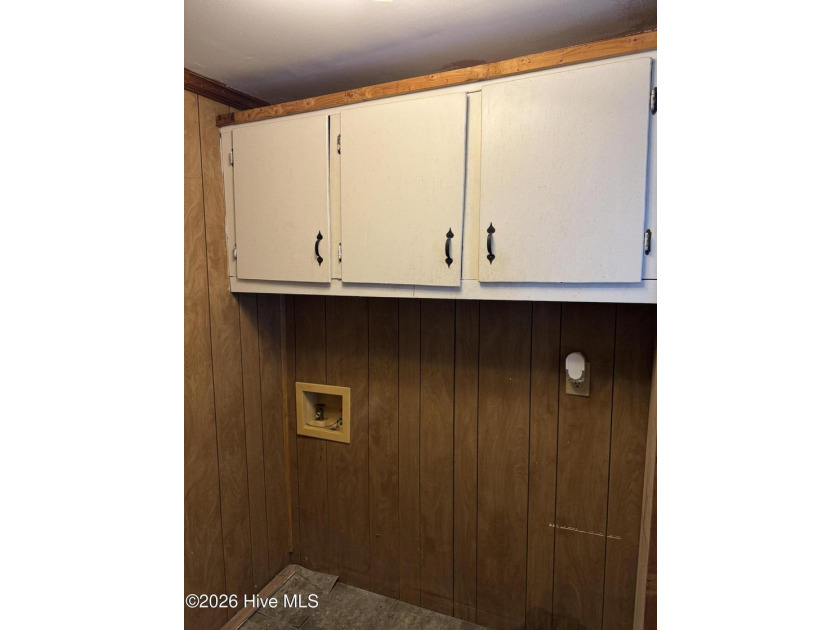 Home in town on nice corner lot with front porch! Large eat-in - photo 6
