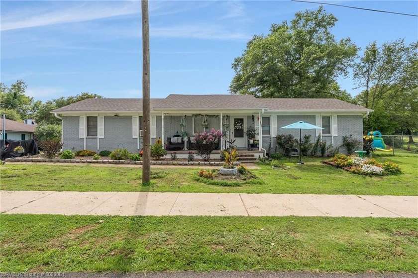 Nicely landscaped, well maintained starter home, on a corner lot - photo 2
