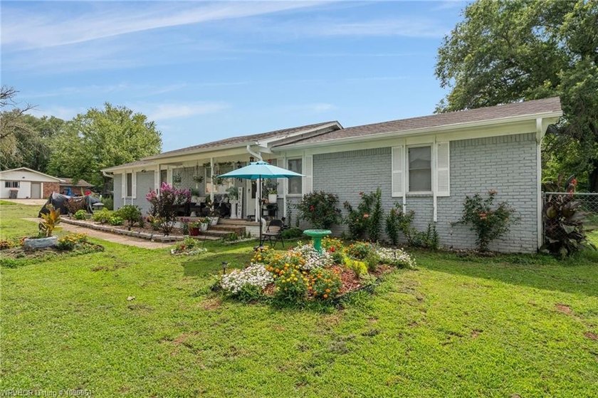 Nicely landscaped, well maintained starter home, on a corner lot - photo 3