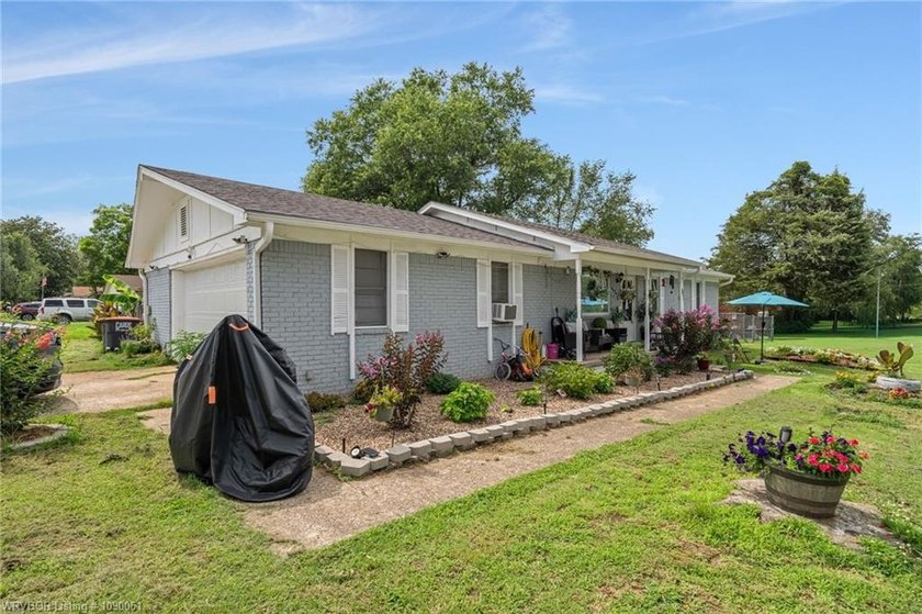 Nicely landscaped, well maintained starter home, on a corner lot - photo 4