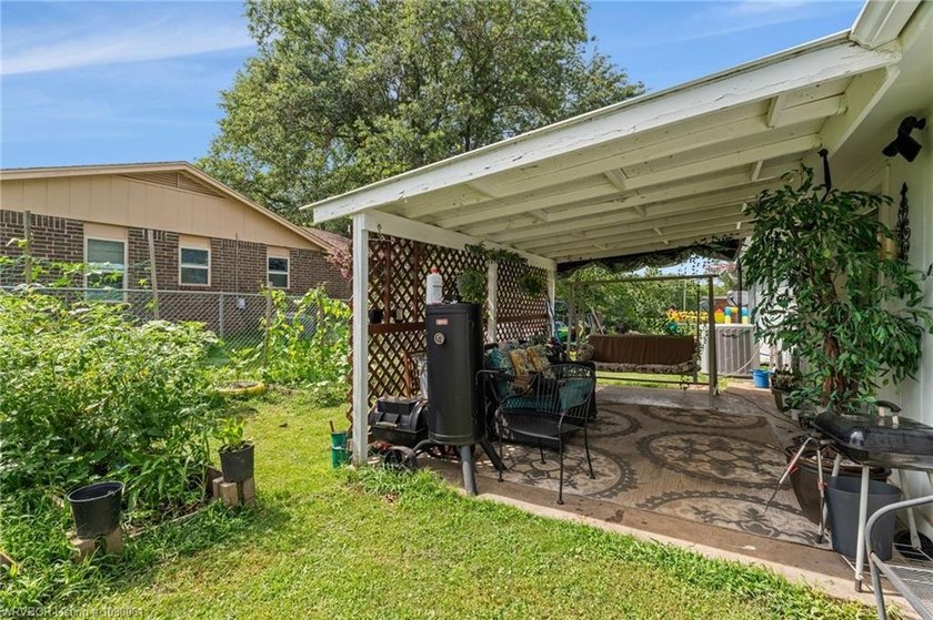 Nicely landscaped, well maintained starter home, on a corner lot - photo 5