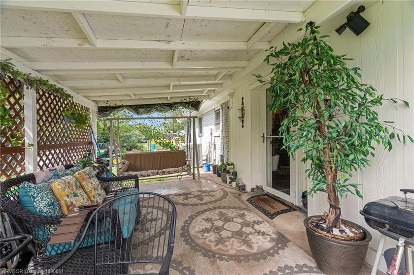 Nicely landscaped, well maintained starter home, on a corner lot - photo 6