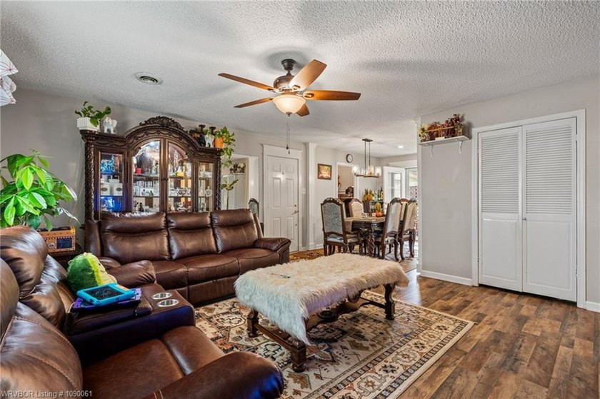 Nicely landscaped, well maintained starter home, on a corner lot - photo 8