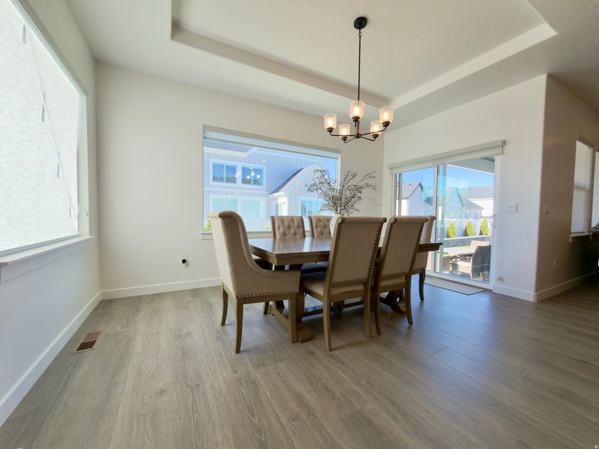 Absolutely stunning home!! Like-new 3 year old D.R. Horton home - photo 11