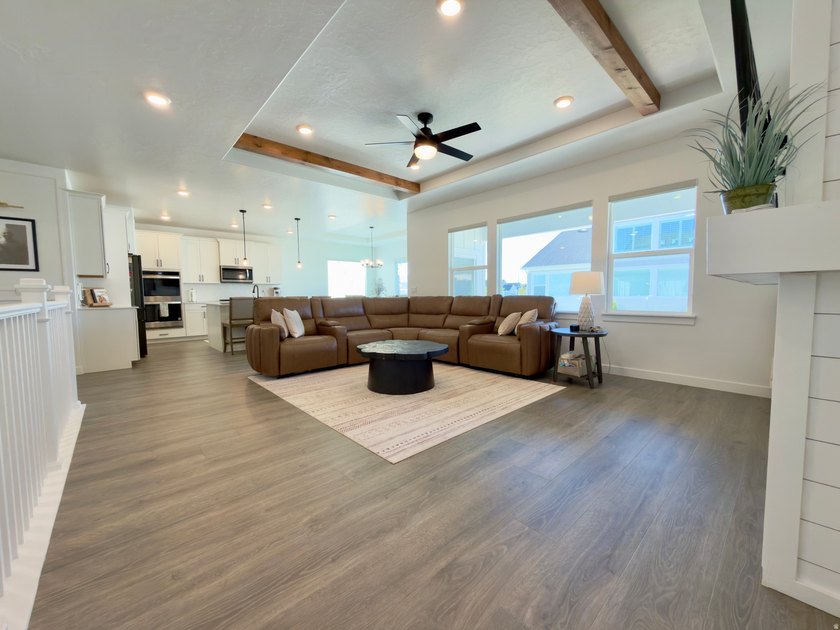Absolutely stunning home!! Like-new 3 year old D.R. Horton home - photo 14