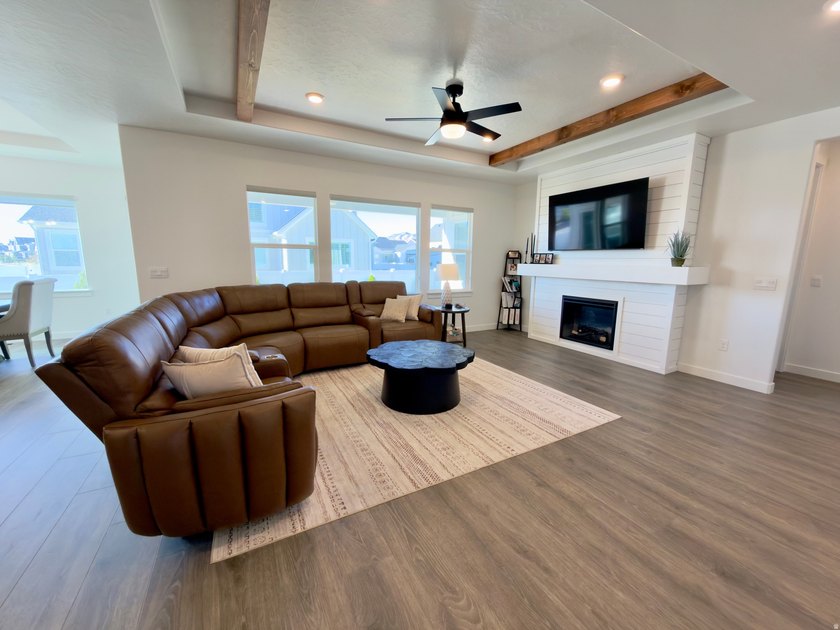 Absolutely stunning home!! Like-new 3 year old D.R. Horton home - photo 16