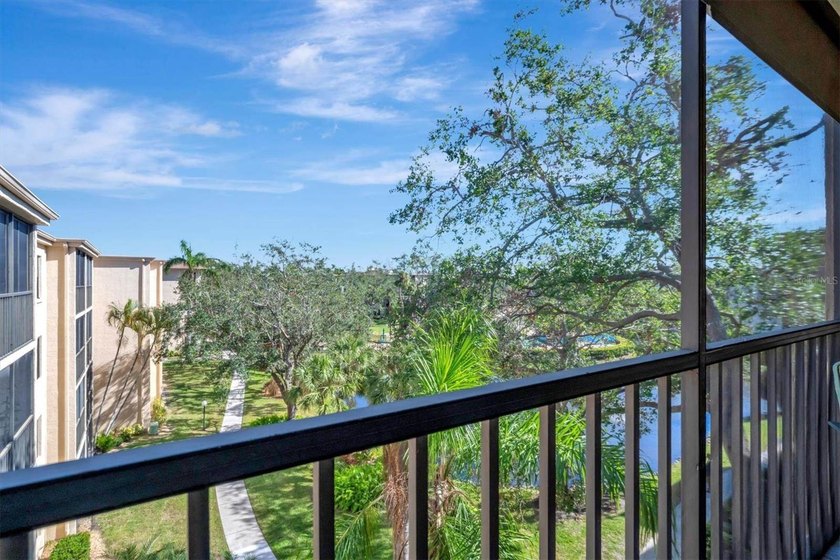 This beautifully renovated, turn-key furnished condo is a hidden - photo 22