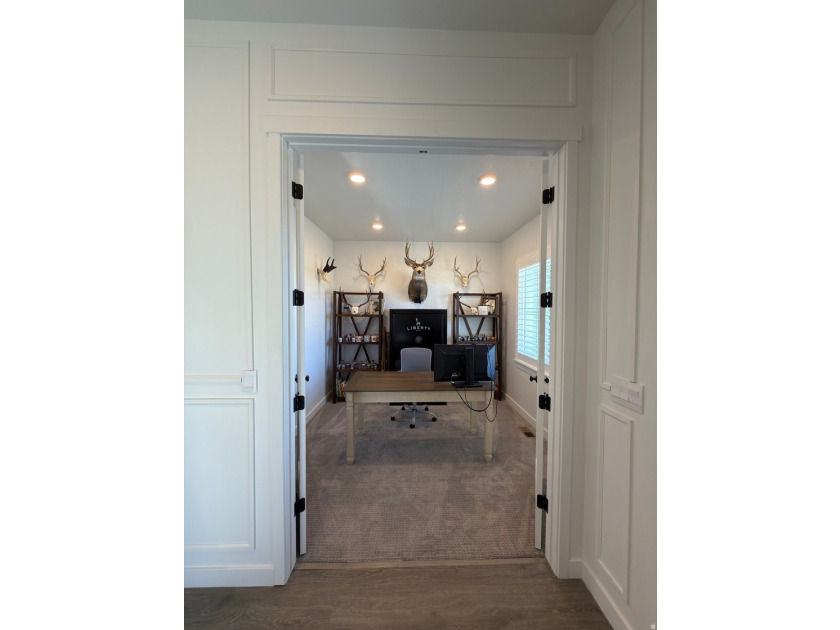 Absolutely stunning home!! Like-new 3 year old D.R. Horton home - photo 24