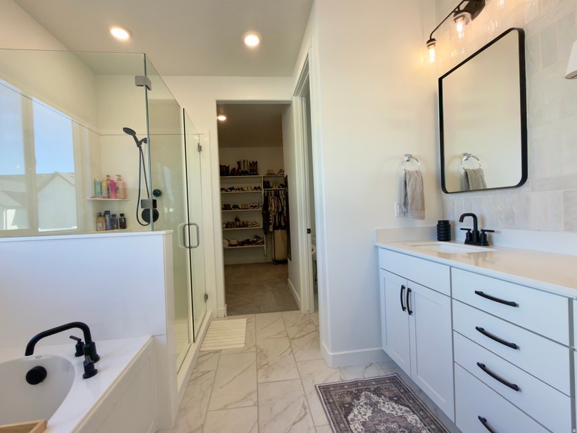 Absolutely stunning home!! Like-new 3 year old D.R. Horton home - photo 28