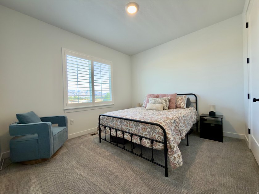Absolutely stunning home!! Like-new 3 year old D.R. Horton home - photo 35