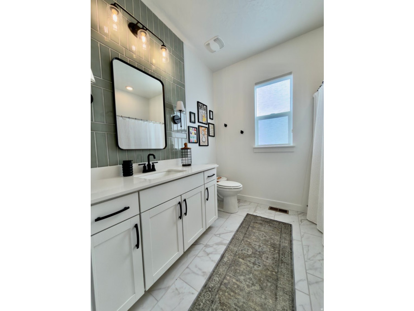 Absolutely stunning home!! Like-new 3 year old D.R. Horton home - photo 36