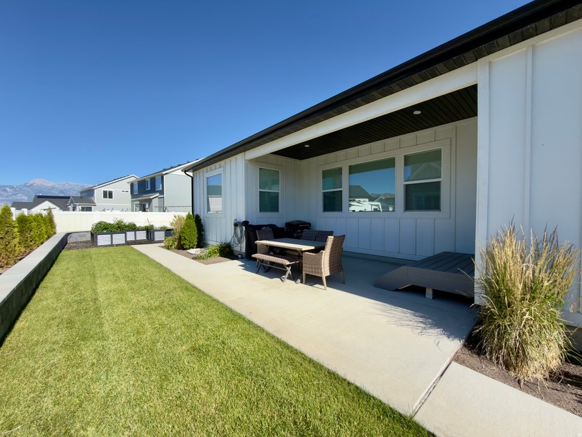 Absolutely stunning home!! Like-new 3 year old D.R. Horton home - photo 43