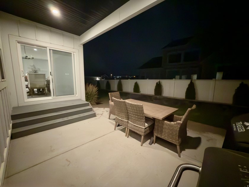 Absolutely stunning home!! Like-new 3 year old D.R. Horton home - photo 45
