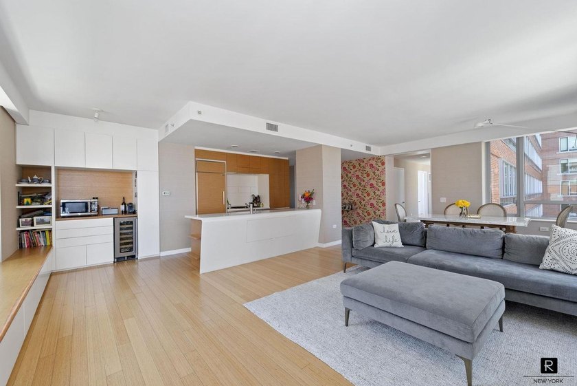 FLOOR-THROUGH THREE BEDROOM / FOUR BATH IN THE EAST WING OF THE - photo 2