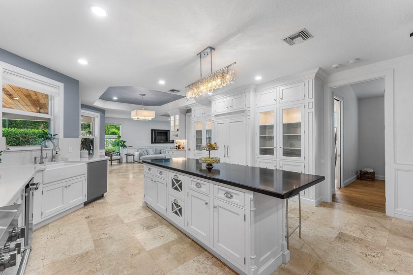 Opportunities like this are rare in East Boca. This stunning - photo 12