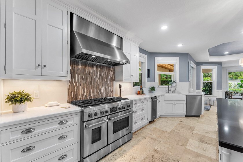 Opportunities like this are rare in East Boca. This stunning - photo 14