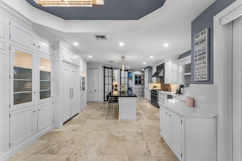 Opportunities like this are rare in East Boca. This stunning - photo 16