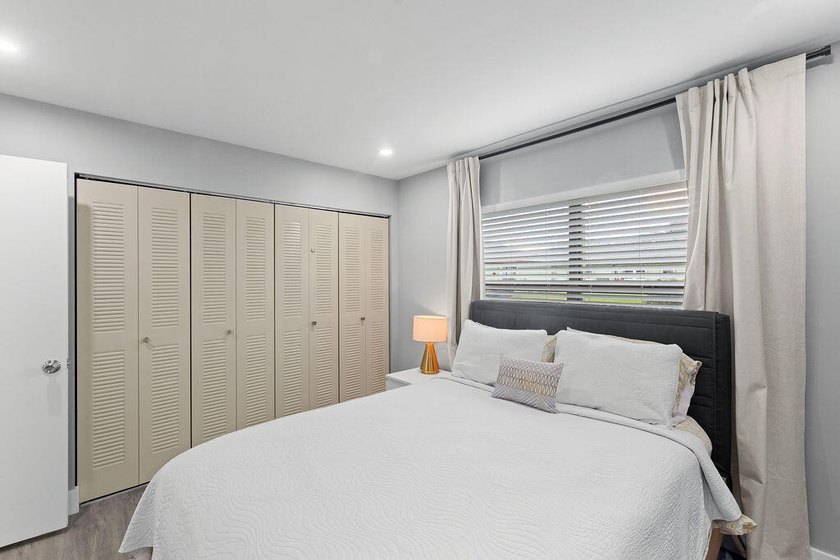 Beautifully renovated 2-bedroom, 2-bath end unit offering - photo 16