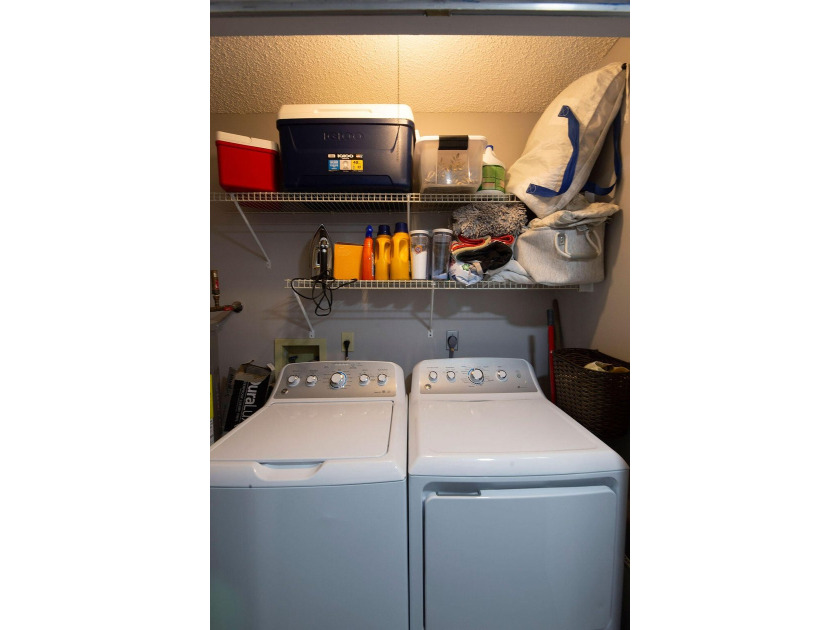 Beautifully renovated 2-bedroom, 2-bath end unit offering - photo 19
