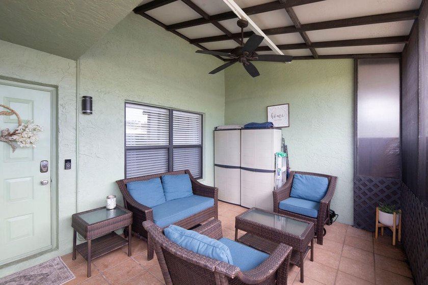 Beautifully renovated 2-bedroom, 2-bath end unit offering - photo 20