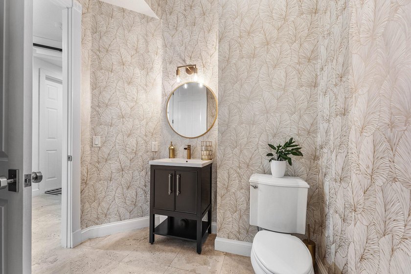 Opportunities like this are rare in East Boca. This stunning - photo 25