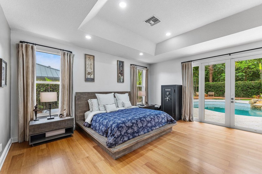 Opportunities like this are rare in East Boca. This stunning - photo 27