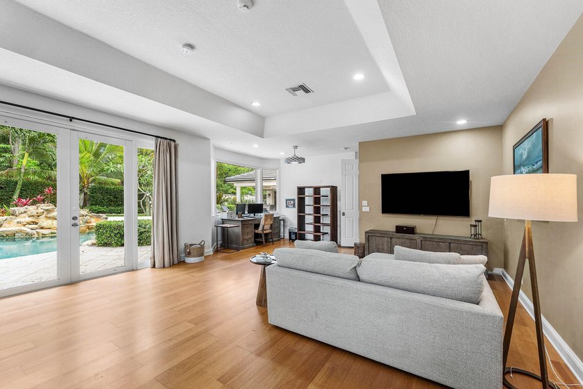 Opportunities like this are rare in East Boca. This stunning - photo 28