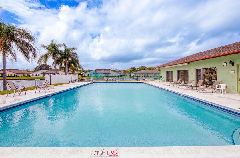 Beautifully renovated 2-bedroom, 2-bath end unit offering - photo 30