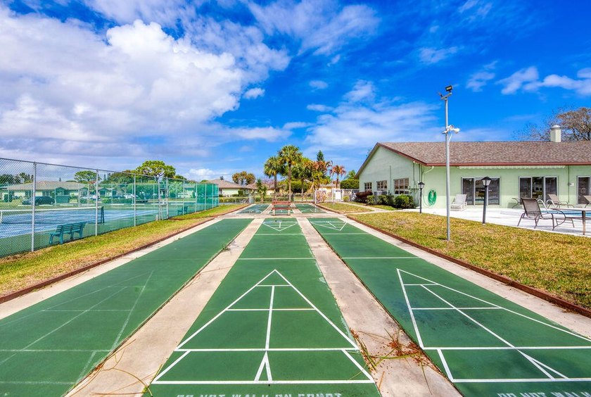 Beautifully renovated 2-bedroom, 2-bath end unit offering - photo 31