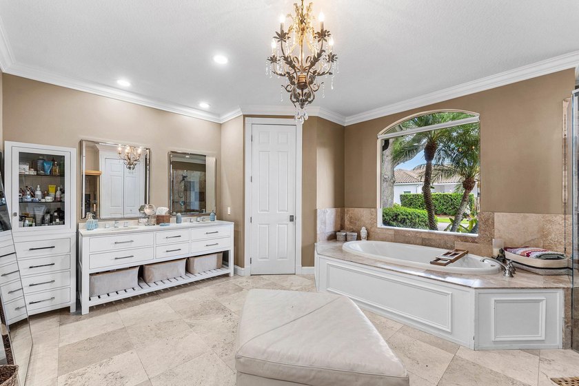 Opportunities like this are rare in East Boca. This stunning - photo 36