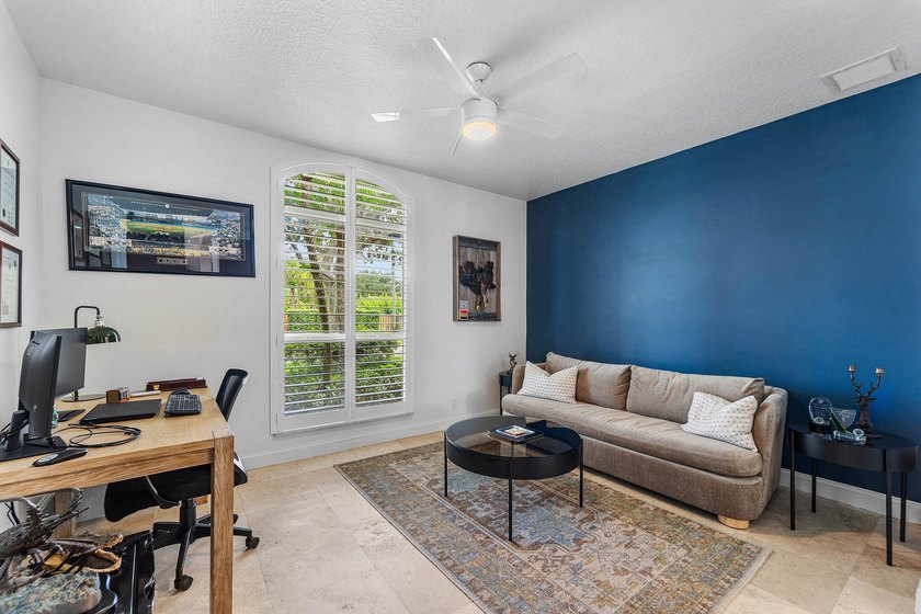 Opportunities like this are rare in East Boca. This stunning - photo 37