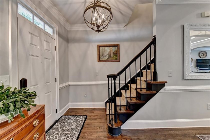 This lovely end-unit townhome in Roswell has been beautifully - photo 2