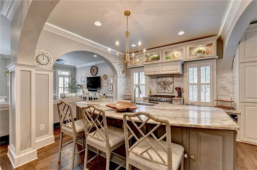 This lovely end-unit townhome in Roswell has been beautifully - photo 4