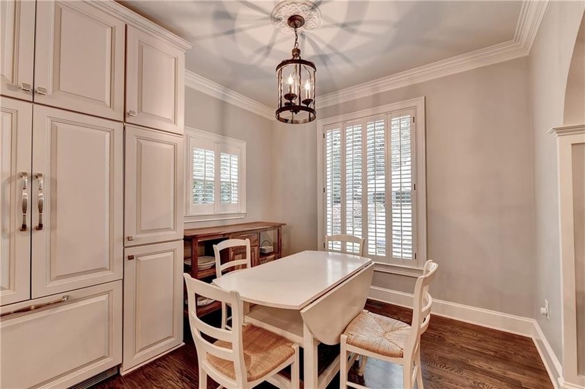This lovely end-unit townhome in Roswell has been beautifully - photo 5