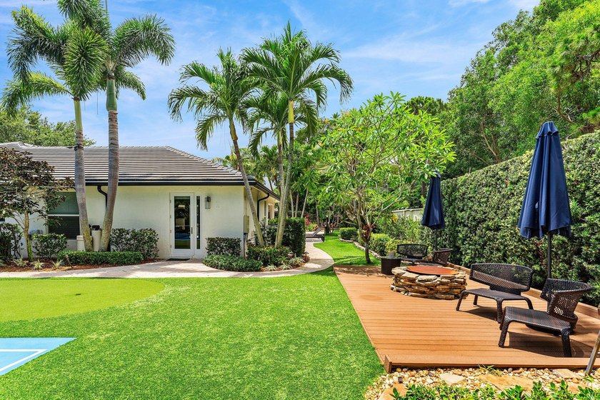 Opportunities like this are rare in East Boca. This stunning - photo 47