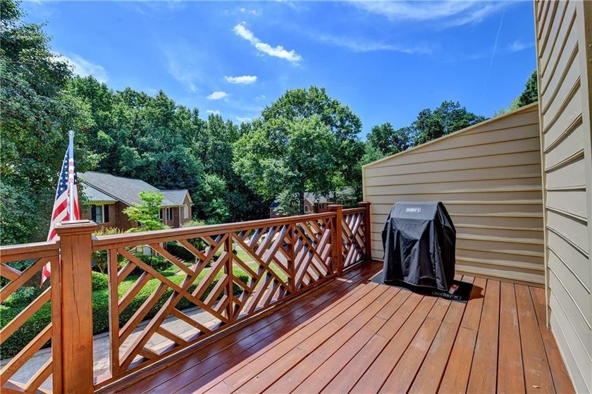 This lovely end-unit townhome in Roswell has been beautifully - photo 8