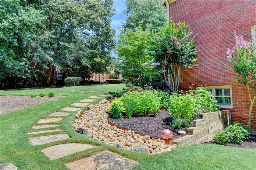 This lovely end-unit townhome in Roswell has been beautifully - photo 9